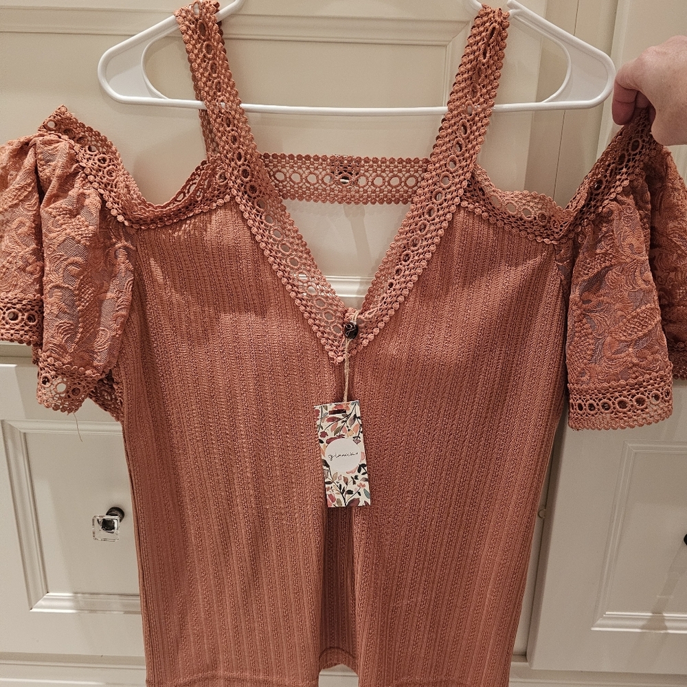 BKE gimmicks Rusty Rose Crochet Cold-Shoulder Blouse Medium New Top NWT